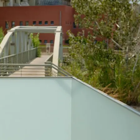 Beachside Apartment-pool-parking *